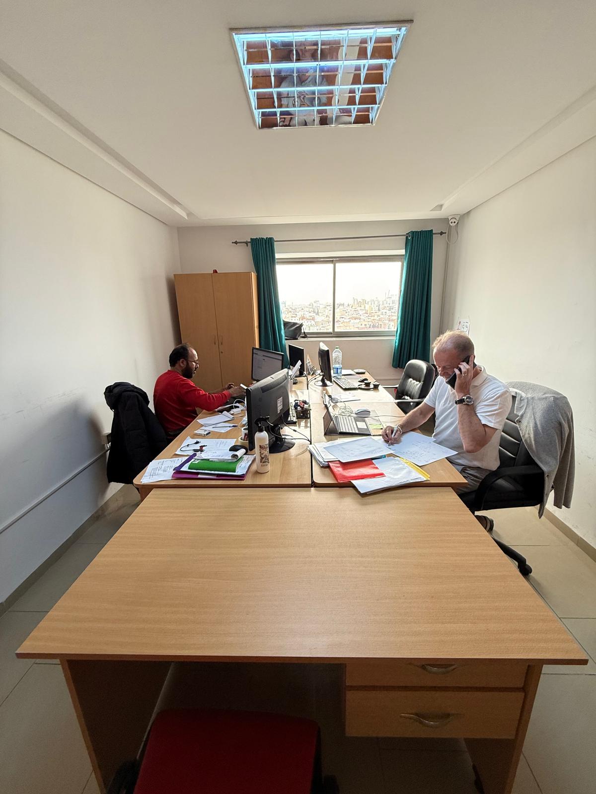 Équipe Staffinity en activité dans les bureaux de Sousse